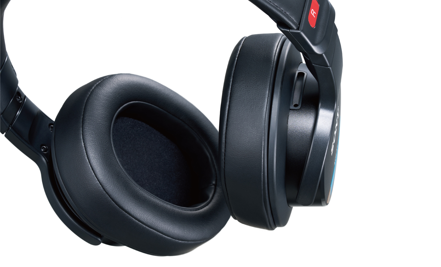  This is a closeup product shot of the closed acoustic structure on the MDR-M1 Monitor Headphones.