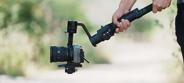 Usage image of shooting with FX3 on a gimbal, with the FE 16-35mm F2.8 GM II lens attached