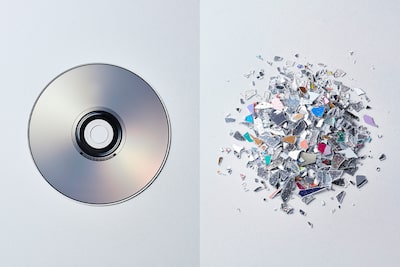 Image of an disc on the left with it broken down into smaller crushed waste particles on the right.