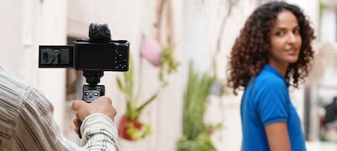 Usage image of a man holding the camera to shoot a female model