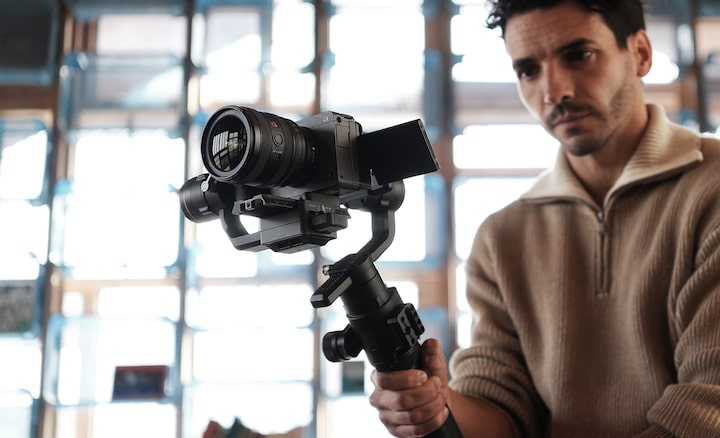 A usage image of with the FX3 on a gimbal, with the FE 24-50mm F2.8 G lens attached